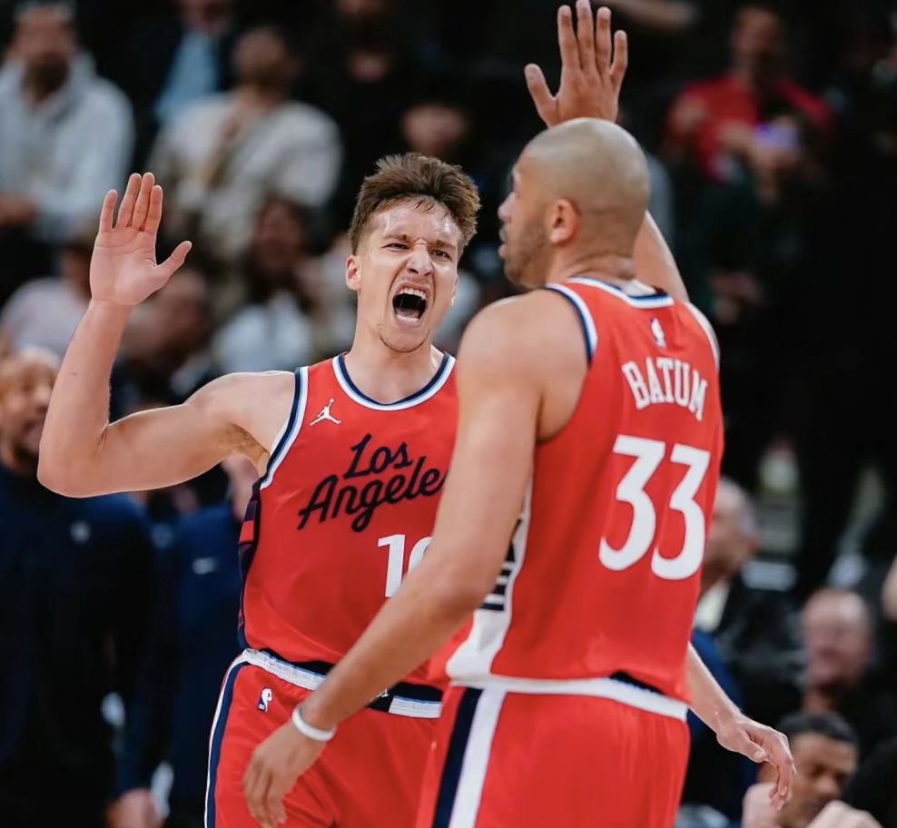 包含洛杉矶快船训练开放日，集结日临场应变引欢呼，CBA常规赛在即，球探报告显示潜力的词条