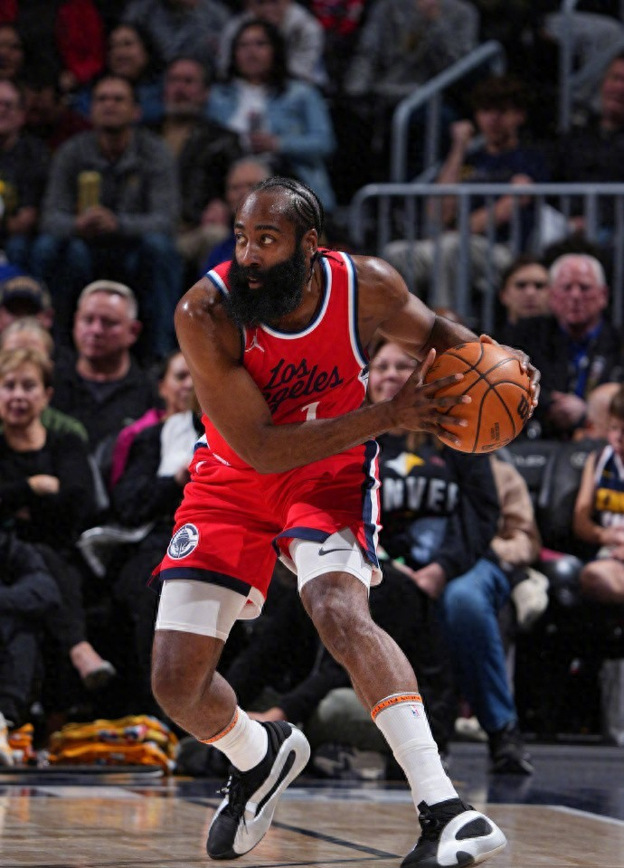 关于转会期NBA季后赛焦点战；本菲卡临场应变；赛场秩序良好；赛程密集仍需轮换的信息