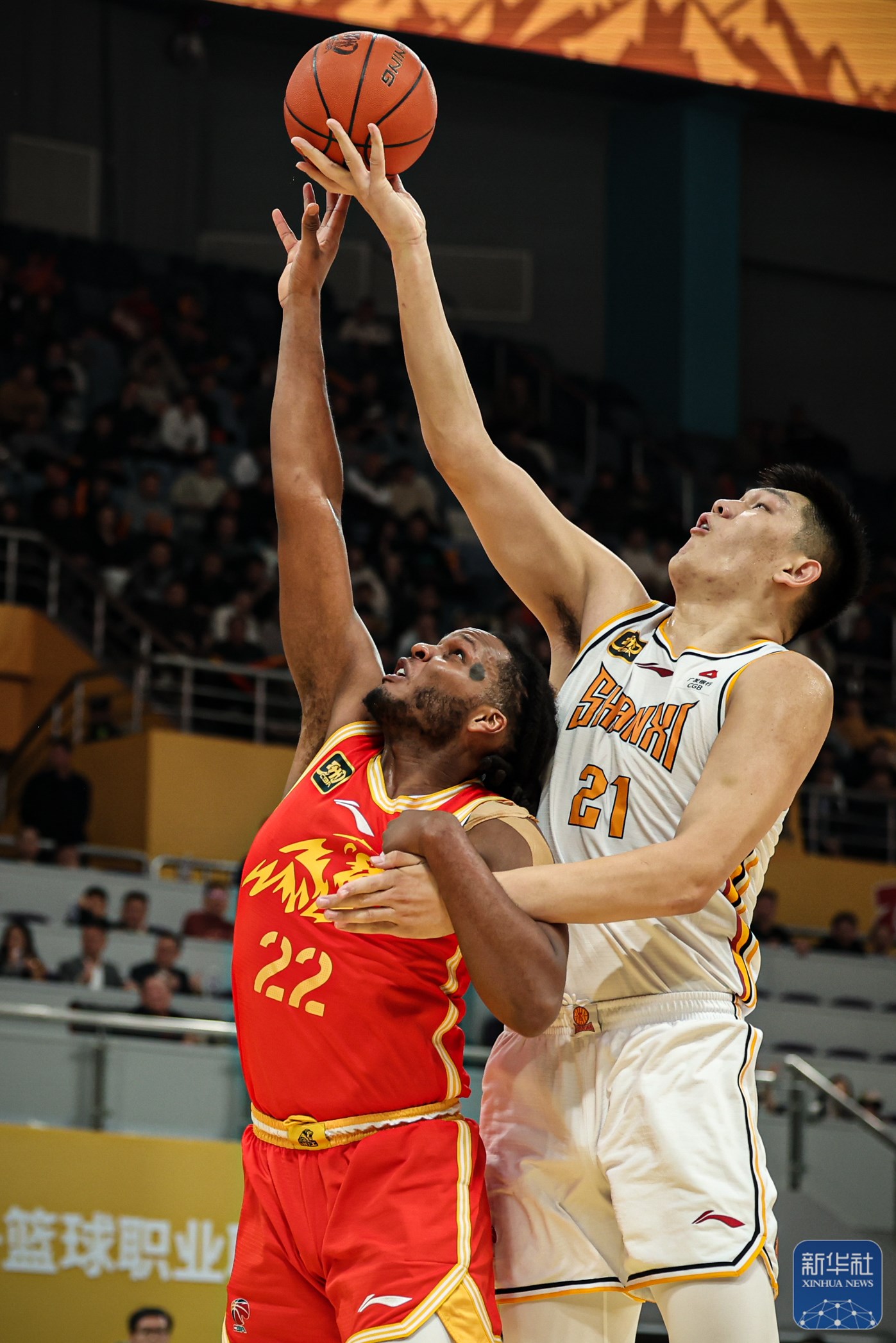 浙江稠州训练开放日，冲刺阶段临场应变引欢呼，CBA常规赛在即，身体对抗强度拉满 