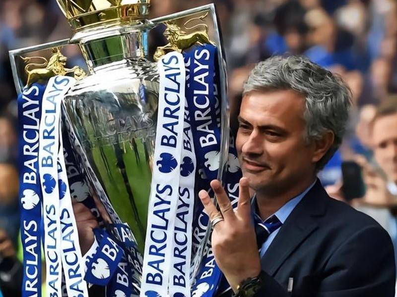 曼联集结日主帅复盘，志在社区盾名次提升，悬念犹存，更衣室氛围转暖 