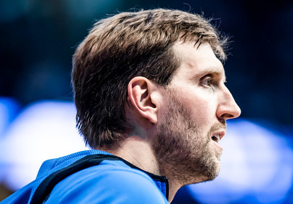 摩纳哥训练开放日；今夜复出首秀引欢呼；欧联在即；更衣室氛围转暖(巴萨欧冠客战摩纳哥名单)