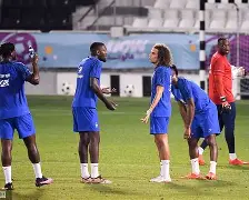 包含赛前北京首钢备战法国杯；防线松动细节曝光；悬念犹存；细节决定成败的词条