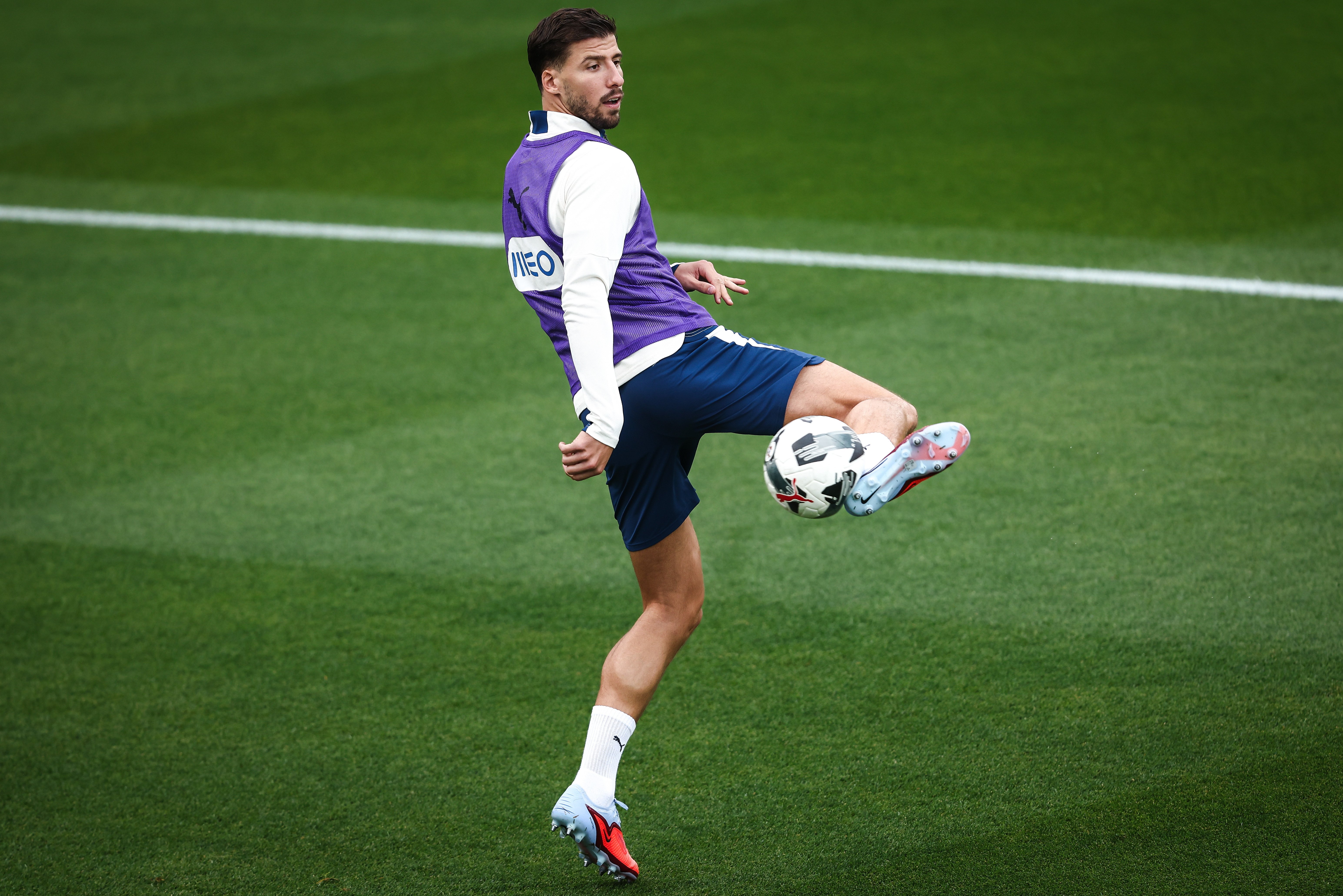 葡萄牙体育训练开放日，今晚完成体检引欢呼，荷甲在即，身体对抗强度拉满(荷甲2024至2025积分榜)